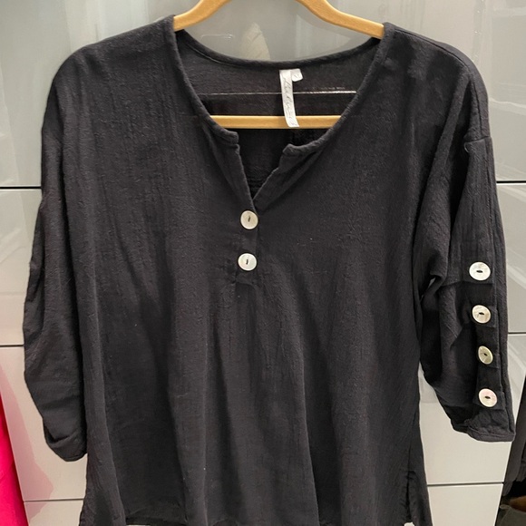 Black linen-like top, button sleeve detail - Picture 1 of 3
